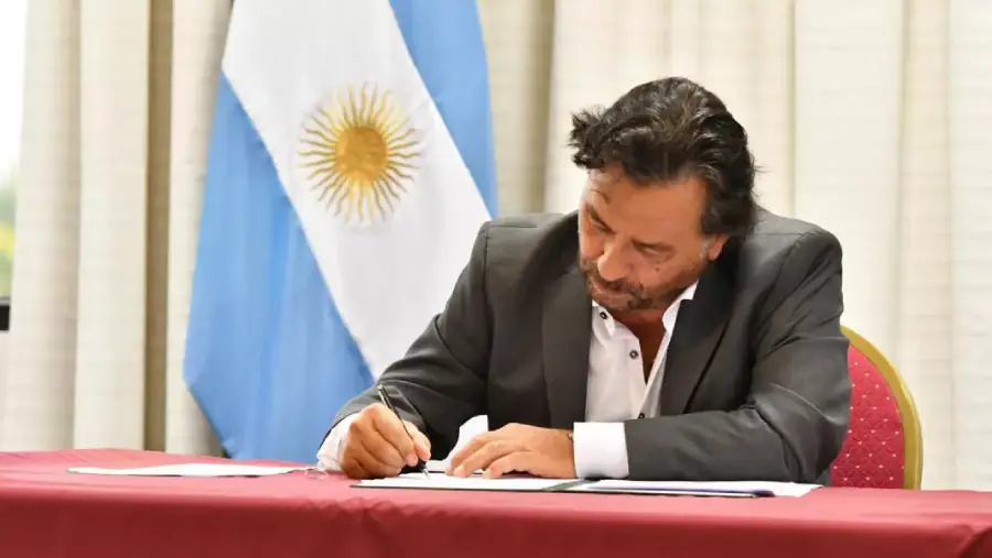 106025-saenz-firmo-el-dnu-que-establece-la-obligatoriedad-de-examenes-toxicologicos-para-funcionarios-publicos-de-los-tres-poderes-del-estado