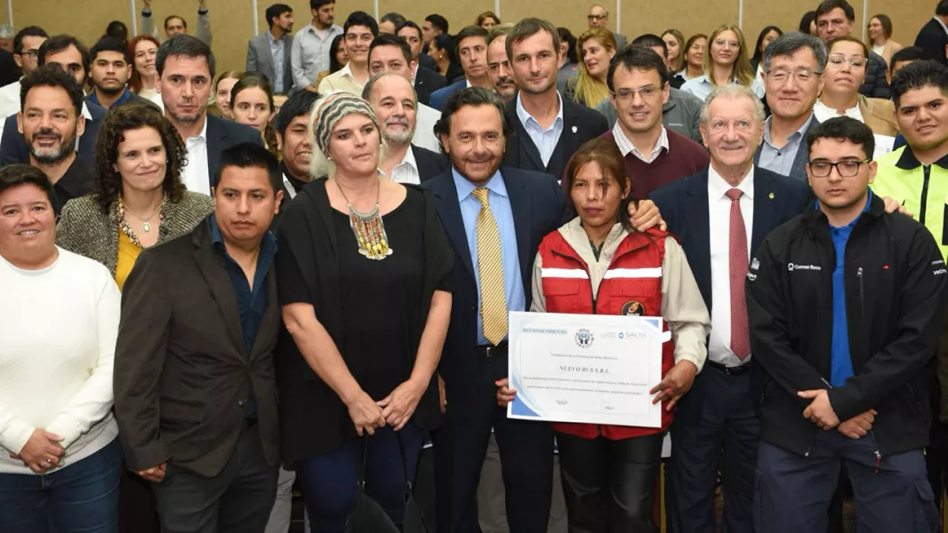 101376-el-gobernador-saenz-distinguio-a-mas-de-80-empresas-que-apostaron-a-la-educacion-y-al-trabajo