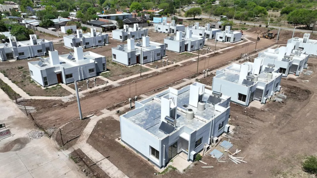 20006-en-el-galpon-el-gobernador-verifico-el-estado-y-avance-de-obras-publicas-finalizadas-y-en-ejecucion