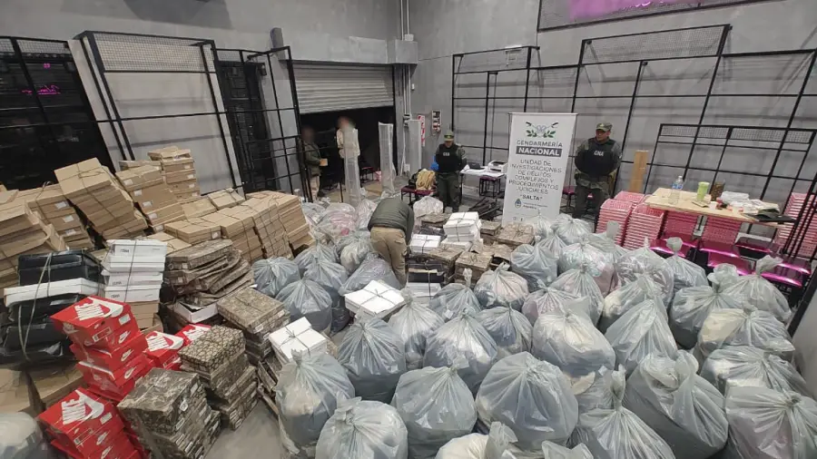 mas_de_352_millones_de_pesos_12_vehiculos_de_alta_gama_y_mercaderia_de_contrabando_fueron_decomisados_tras_seis_registros_de_locales_comerciales_5