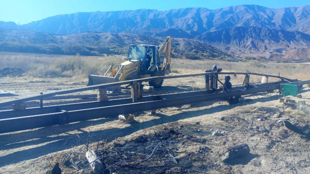 18508-un-nuevo-puente-en-angastaco-evitara-que-vecinos-de-dos-parajes-queden-aislados