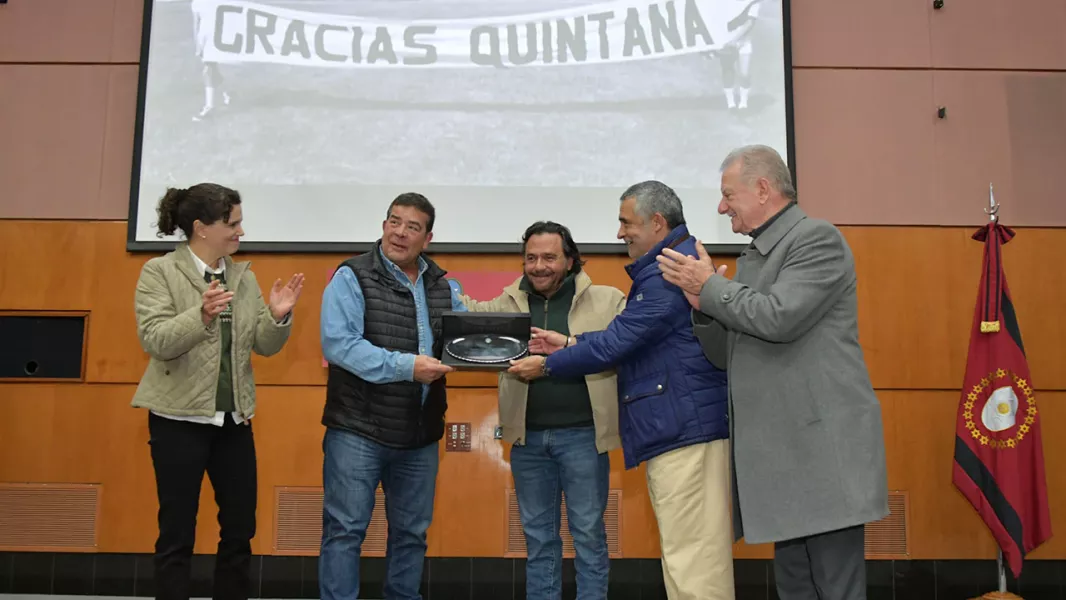102088-el-gobernador-saenz-homenajeo-a-nestor-salvador-quintana-maestro-del-periodismo-saltenio