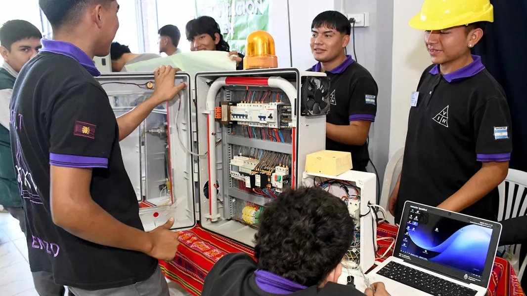 16228-expo-tecnica-2025-celebro-el-talento-y-la-innovacion-de-los-estudiantes-saltenios