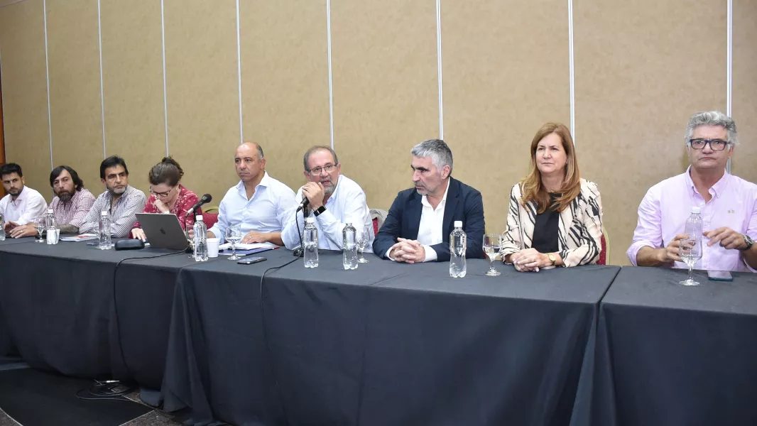 20484-gobierno-y-gremios-abrieron-una-instancia-de-revision-paritaria-20251107204028