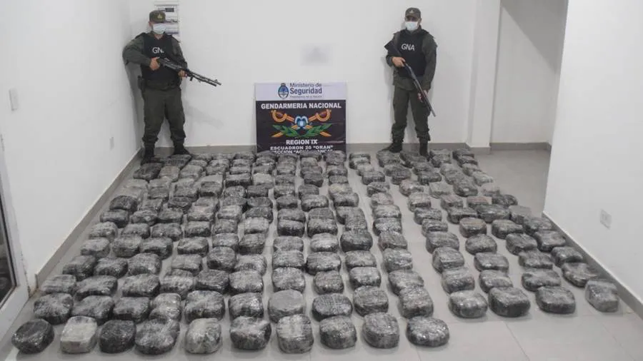 un_grupo_de_personas_descartaron_bultos_con_187_kilos_de_marihuana_y_672_kilos_de_hojas_de_coca_en_estado_natural_5