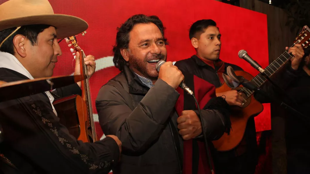 18550-el-gobernador-saenz-premio-la-excelencia-artesanal-saltenia-en-la-expo-rural-de-palermo-20250724130040