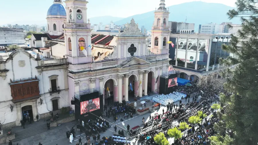 23881-el-gobernador-junto-a-miles-de-fieles-se-unio-a-la-celebracion-de-la-solemnidad-del-senior-del-milagro-en-el-tercer-dia-del-triduo