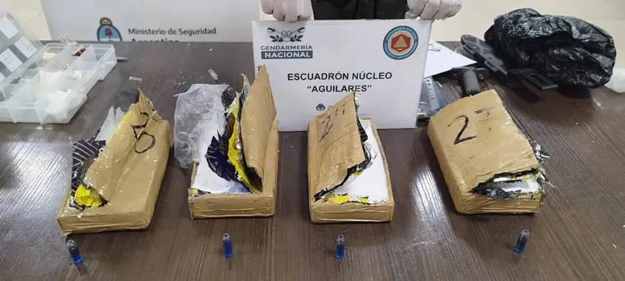 43_kilos_de_cocaina_dentro_de_los_paneles_laterales_de_la_caja_de_carga_-_tucuman_0_2