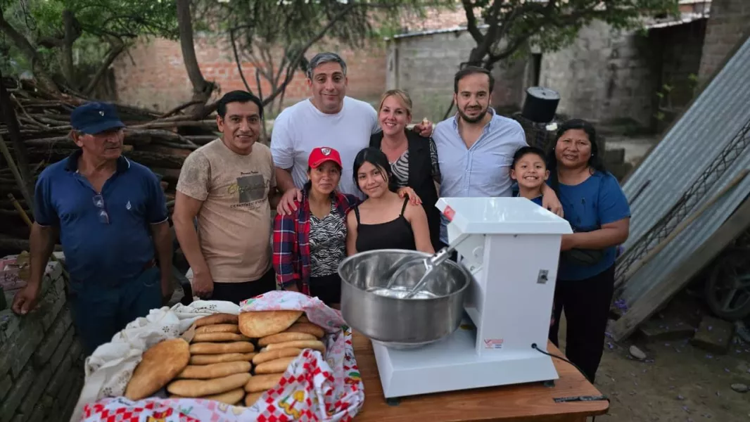 104664-el-gobierno-entrego-maquinaria-y-herramientas-a-mas-de-140-emprendedores-de-toda-la-provincia