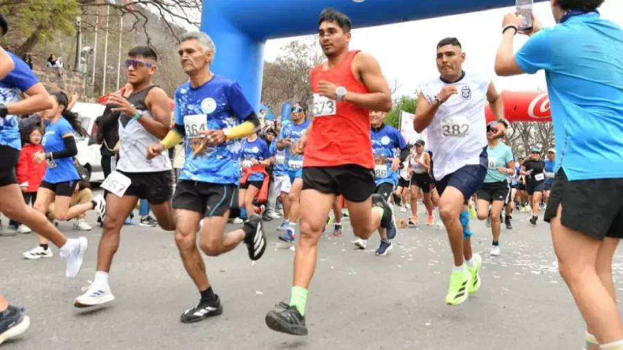 23211-el-gobernador-saenz-se-unio-a-la-familia-de-hirpace-en-su-36-maraton