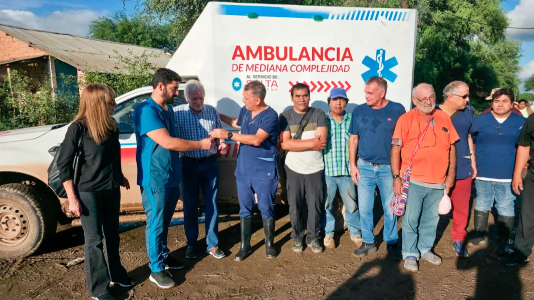 100826-salud-publica-fortalece-la-atencion-en-mision-carboncito-con-la-entrega-de-una-ambulancia