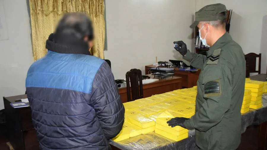 salta_cinco_personas_circulaban_por_una_zona_rural_con_lonas_y_una_mochila_cargadas_con_83_kilos_de_cocaina_3