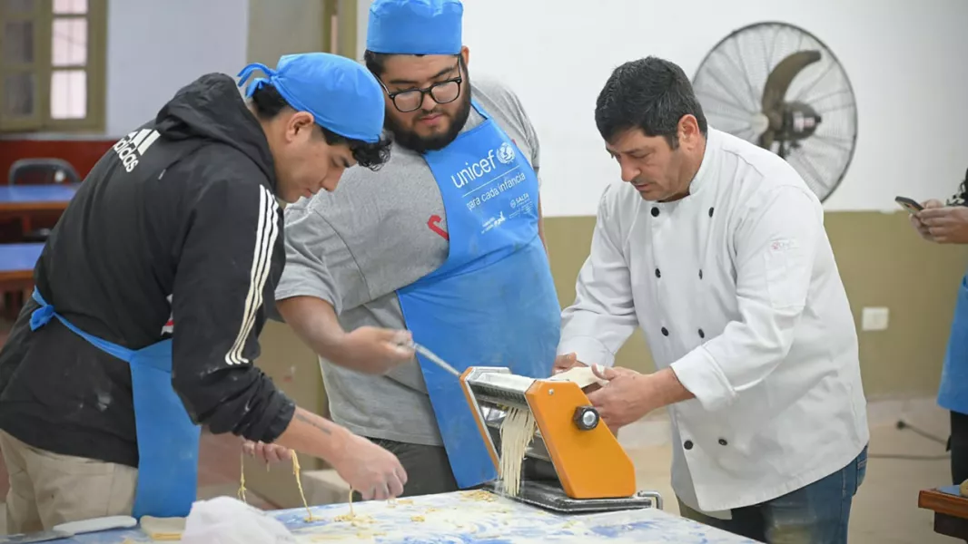 14408-60-egresados-del-curso-mi-cocina-mi-familia-de-general-mosconi-recibieron-su-certificado