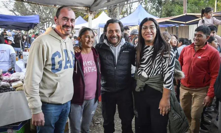 18001-el-gobernador-gustavo-saenz-junto-a-los-feriantes-en-la-feria-regional-de-chicoana