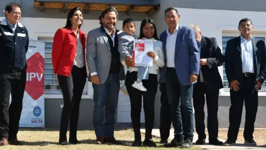 107556-con-fondos-provinciales-saenz-entrego-40-viviendas-en-moldes-y-reactivo-una-obra-paralizada-20260427173203