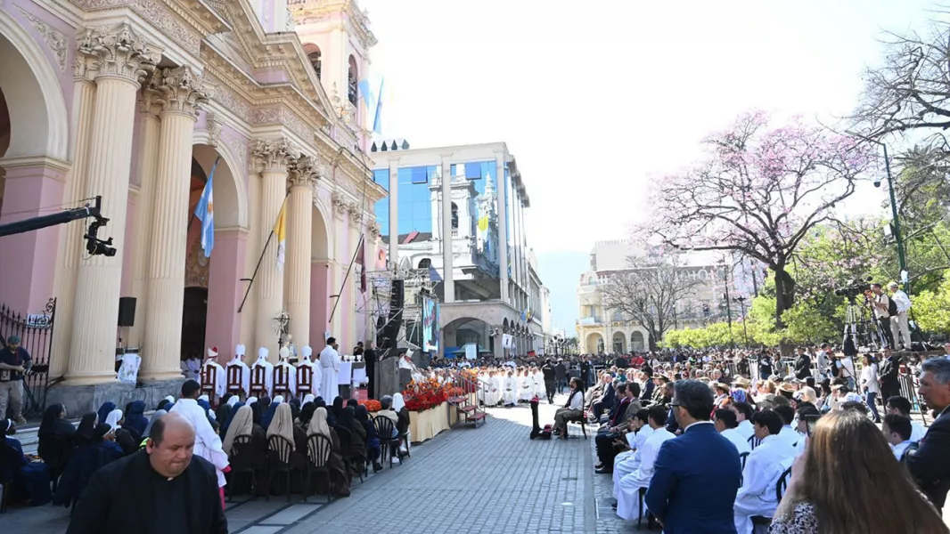 14628-en-el-tercer-dia-del-triduo-el-gobernador-y-miles-de-fieles-se-unieron-para-celebrar-la-solemnidad-del-senior-del-milagro