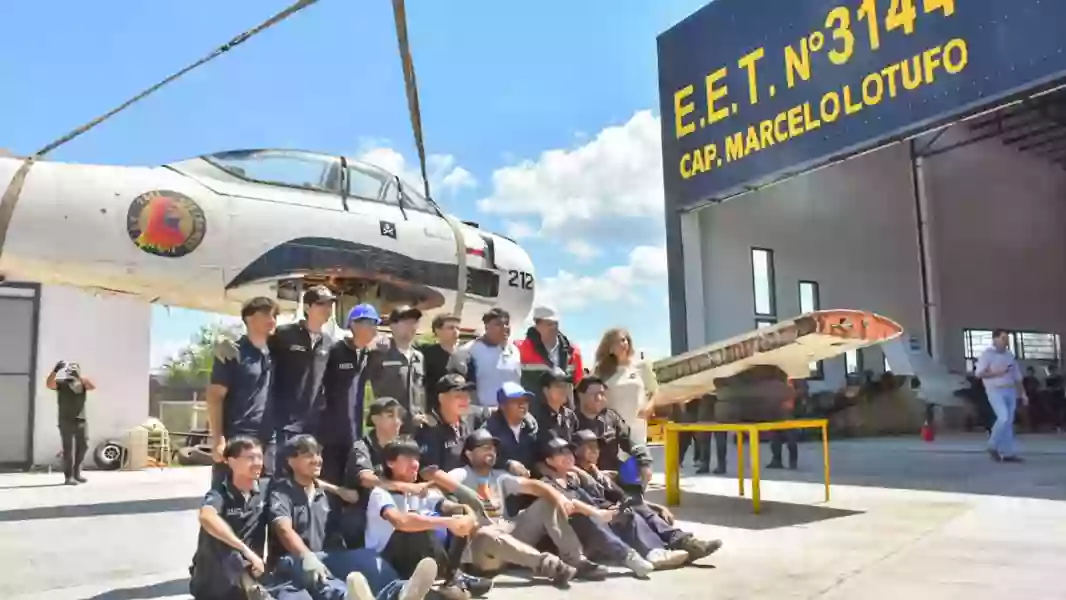 105534-la-escuela-tecnica-capitan-marcelo-lotufo-recibio-un-historico-avion-de-la-armada-argentina-para-fines-educativos