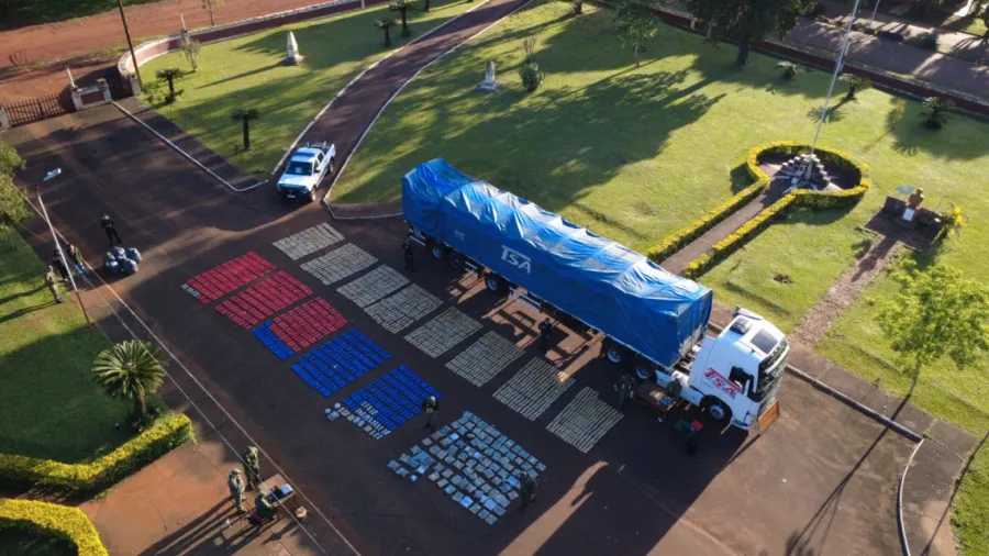 1.544_kilos_de_marihuana_llevados_en_una_camion_con_cajas_de_muebles_4