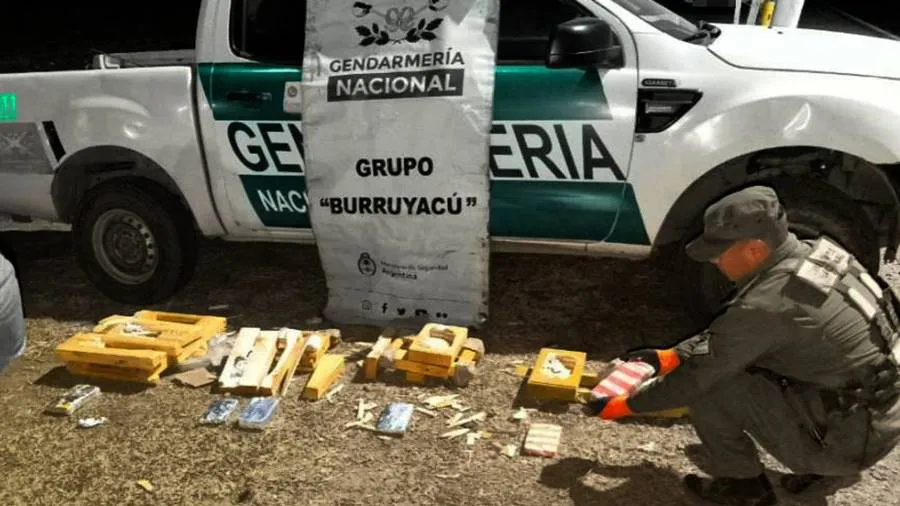 dos_mujeres_quedaron_detenidas_por_acondicionar_4_kilos_de_cocaina_dentro_de_tres_bancos_y_una_mesa_plegable_de_madera_1_0
