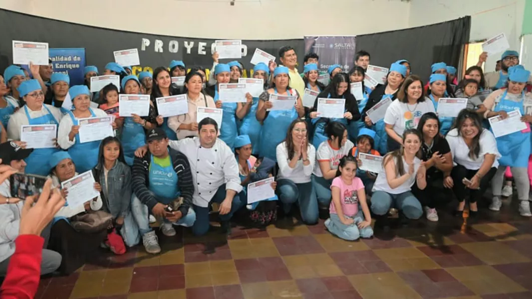 103705-60-egresados-del-curso-mi-cocina-mi-familia-de-general-mosconi-recibieron-su-certificado