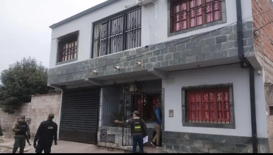 mas_de_352_millones_de_pesos_12_vehiculos_de_alta_gama_y_mercaderia_de_contrabando_fueron_decomisados_tras_seis_registros_de_locales_comerciales_4