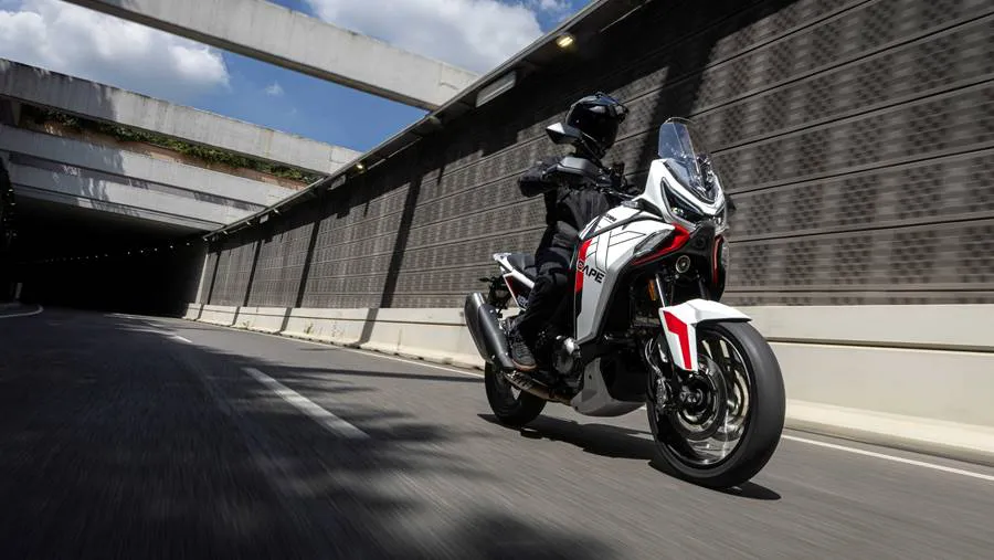 Moto Morini X-CAPE 1200 - en acción 2