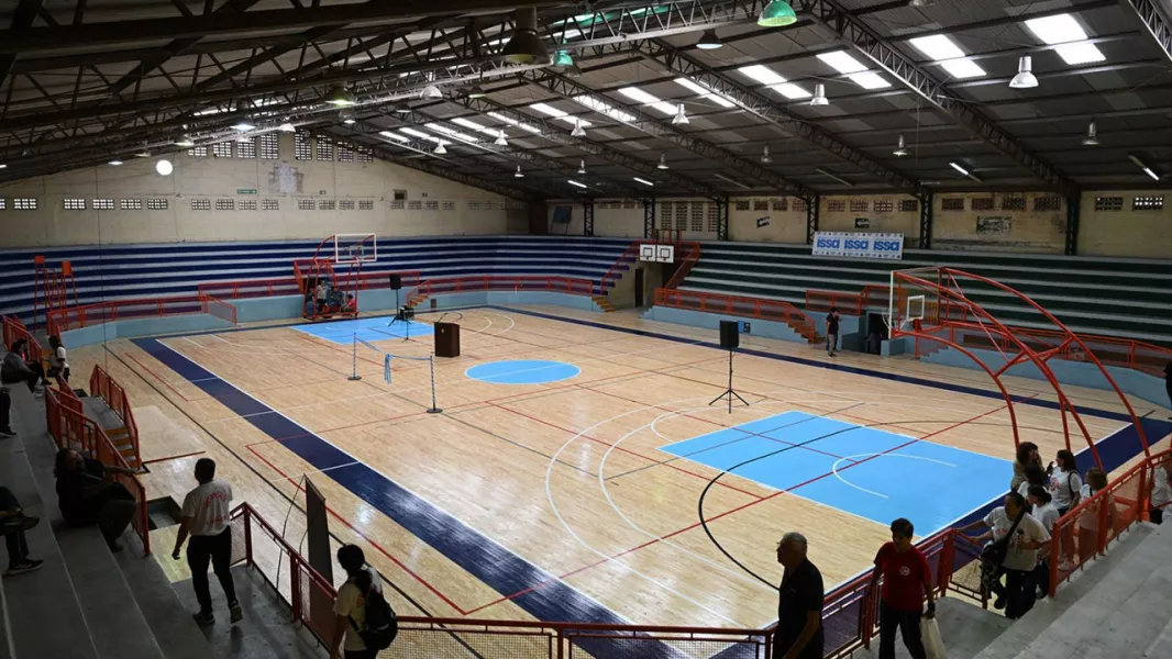 20523-el-gobernador-inauguro-un-piso-flotante-profesional-en-el-complejo-deportivo-de-metan