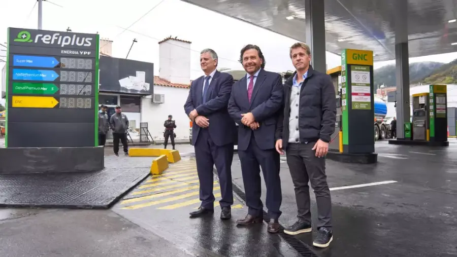 108420-el-gobernador-saenz-y-el-ceo-de-ypf-inauguraron-en-salta-la-primera-refiplus-del-pais