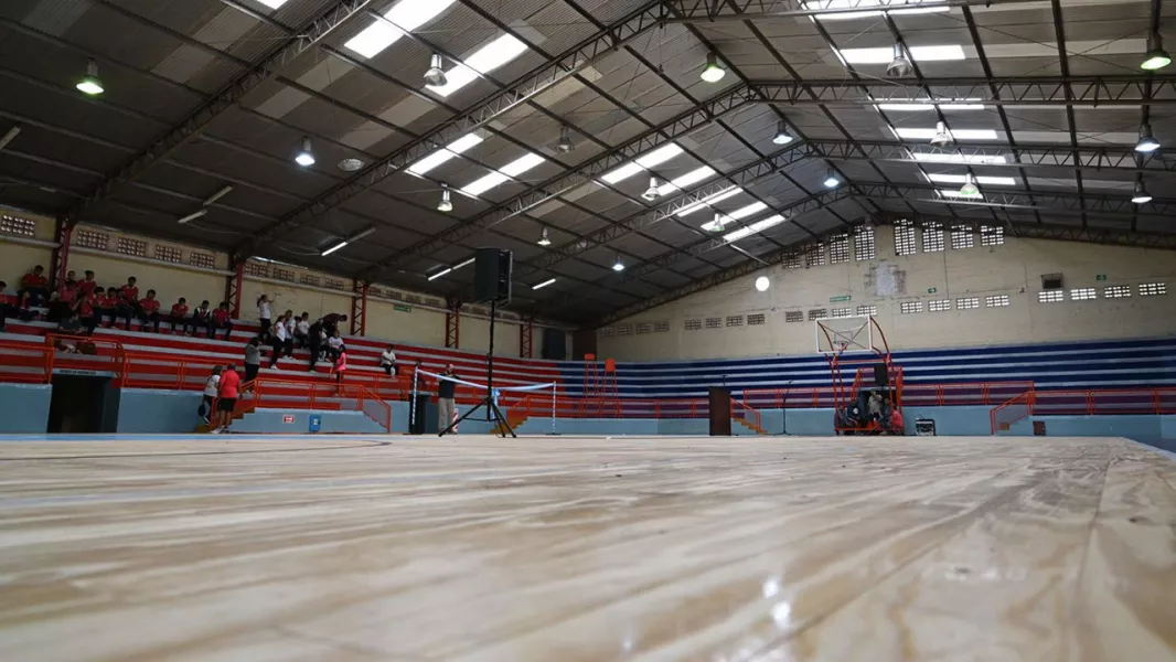 20524-el-gobernador-inauguro-un-piso-flotante-profesional-en-el-complejo-deportivo-de-metan