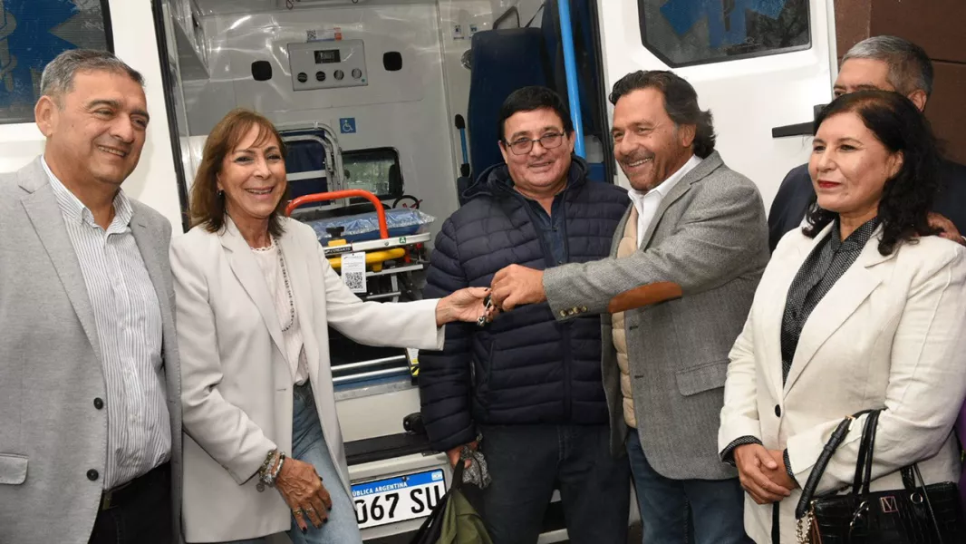 100865-el-gobernador-entrego-nuevas-ambulancias-y-ya-suman-106-durante-la-gestion