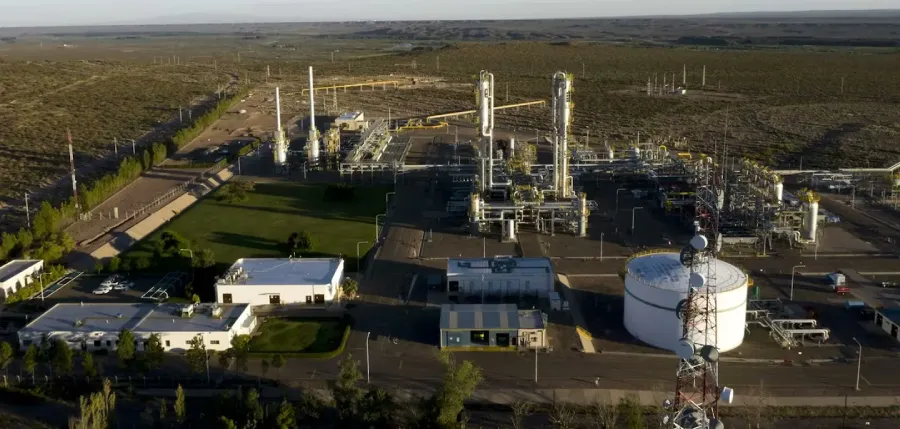 javier-milei-visitara-la-planta-de-mega-en-bahia-blanca-que-anuncio-inversiones-por-mas-de-us300-millones-para-ampliar-su-capacidad-foto-horaciomarinok-X46LZ2N3KVGZ3JS5Z3PQV7MSDY