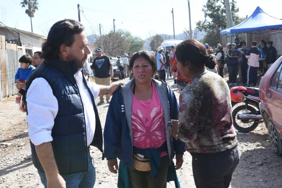 103025-en-barrio-ampliacion-20-de-junio-el-gobernador-coordino-la-asistencia-a-las-familias-damnificadas-por-el-fuego