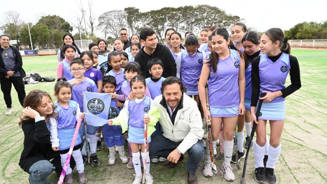 19114-saenz-inauguro-una-cancha-de-hockey-en-oran-beneficiando-a-mas-de-500-jugadores-del-departamento
