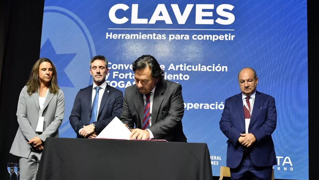 25128-saenz-firmo-convenios-con-el-cfi-por-4000-millones-para-fortalecer-a-las-mipymes