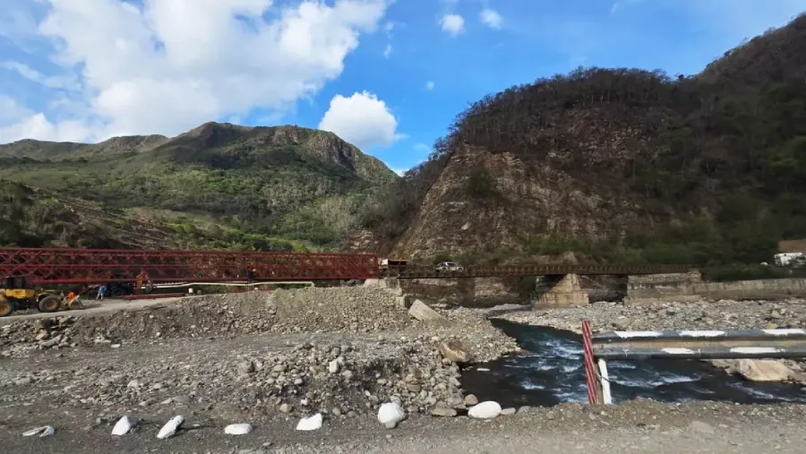 25308-saenz-anuncio-que-la-provincia-continua-el-montaje-del-puente-bailey-de-los-toldos