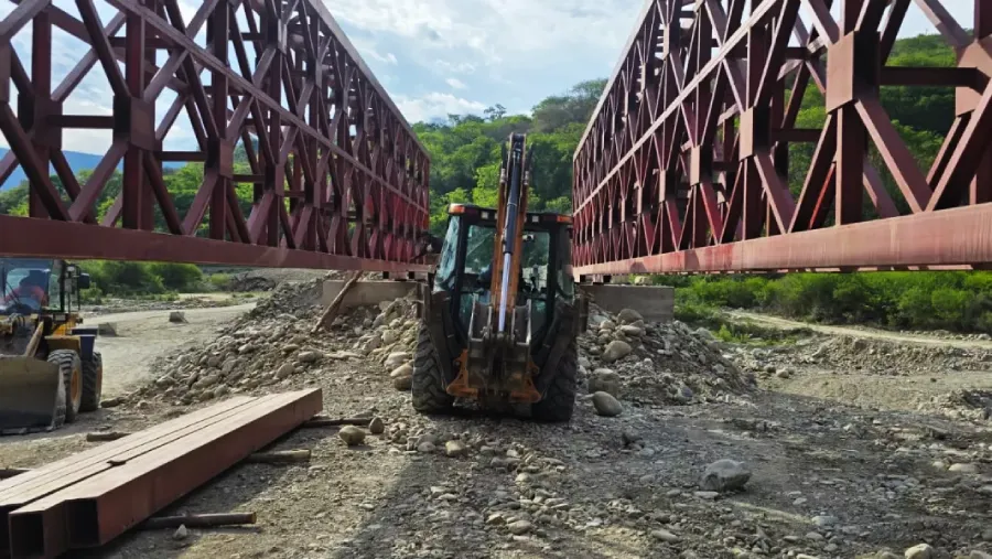 25309-saenz-anuncio-que-la-provincia-continua-el-montaje-del-puente-bailey-de-los-toldos