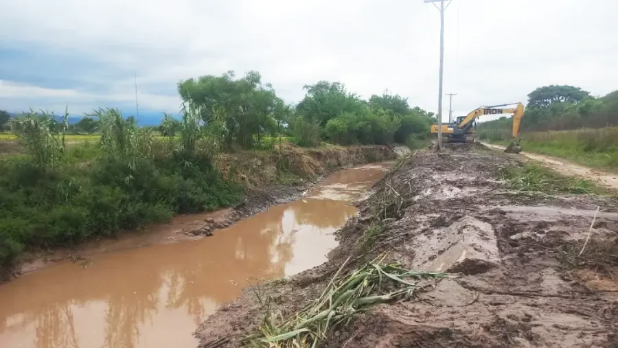 Limpieza de canales y del río Ancho en Cerrillos