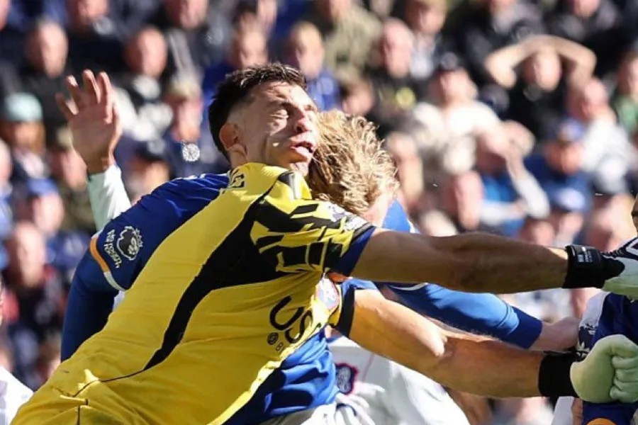Premier League: El «Dibu» Martínez chocó con un rival y fue retirado en camilla durante el partido entre Chelsea y Everton