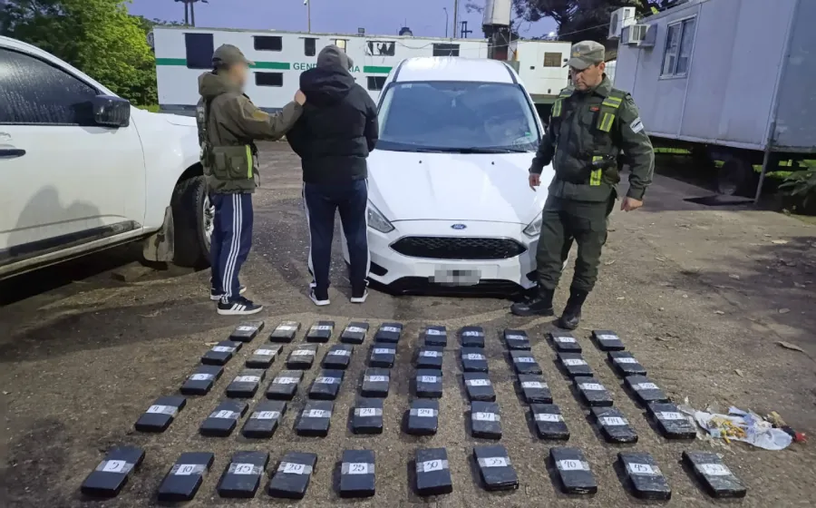acondiciono_53_kilos_de_cocaina_dentro_del_torpedo_de_un_auto_6_1