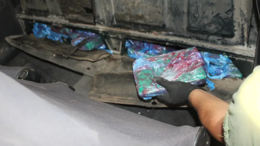 modifico_la_estructura_que_divide_la_cabina_y_la_caja_de_una_pick_up_para_ocultar_48_kilos_de_cocaina_5