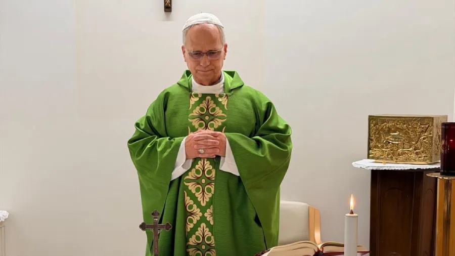 El Vaticano difundió la primera foto del papa León XIV tras su operación: «Hay una mejora constante en su estado general»
