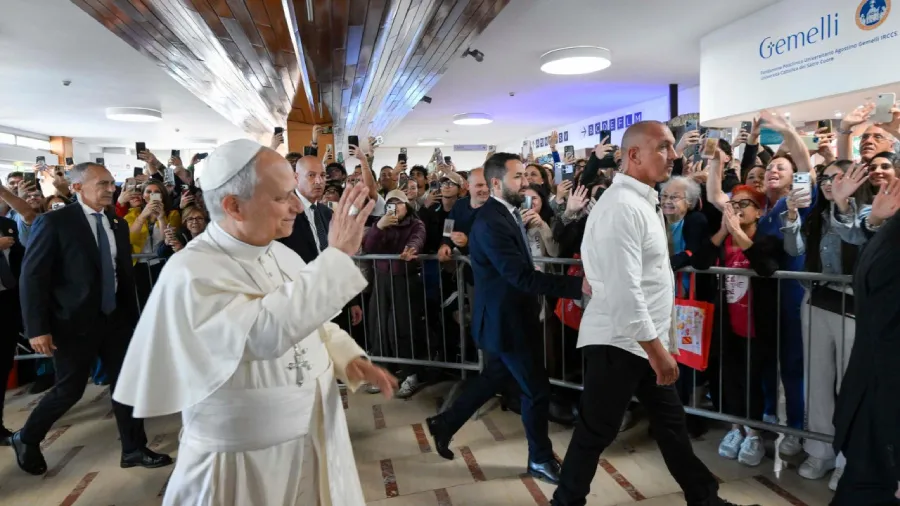 El papa León XIV llegó al hospital Gemelli para la operación por un nódulo pulmonar