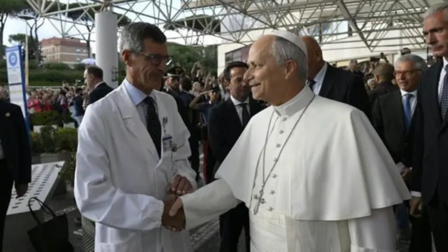 El cirujano que operó al papa León XIV aseguró que «no hay motivos clínicos» que le impidan viajar a la Argentina